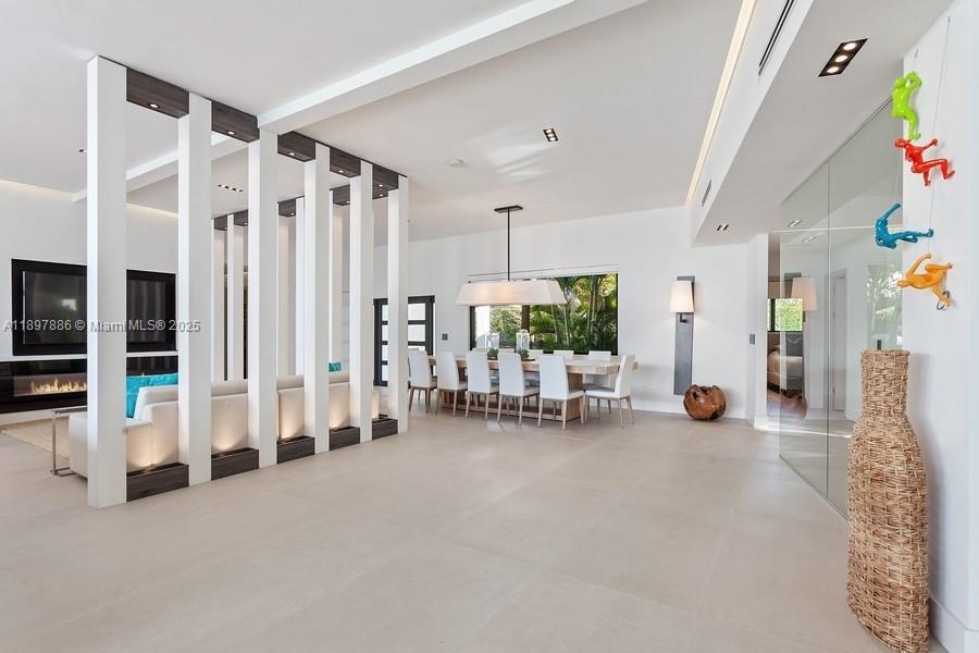 7972 Biscayne Point Cir