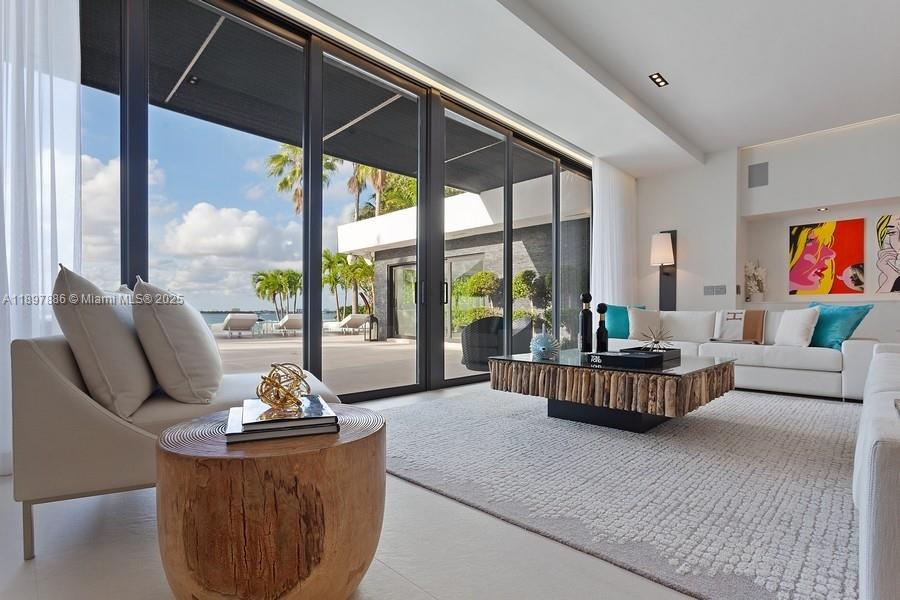 7972 Biscayne Point Cir