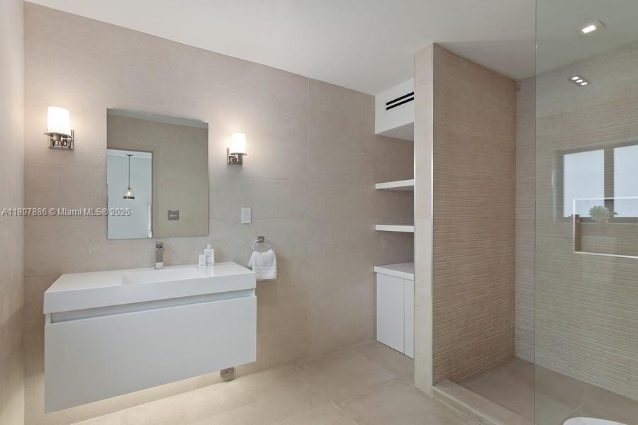 7972 Biscayne Point Cir