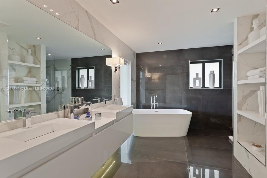 7972 Biscayne Point Cir