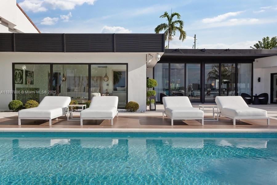 7972 Biscayne Point Cir