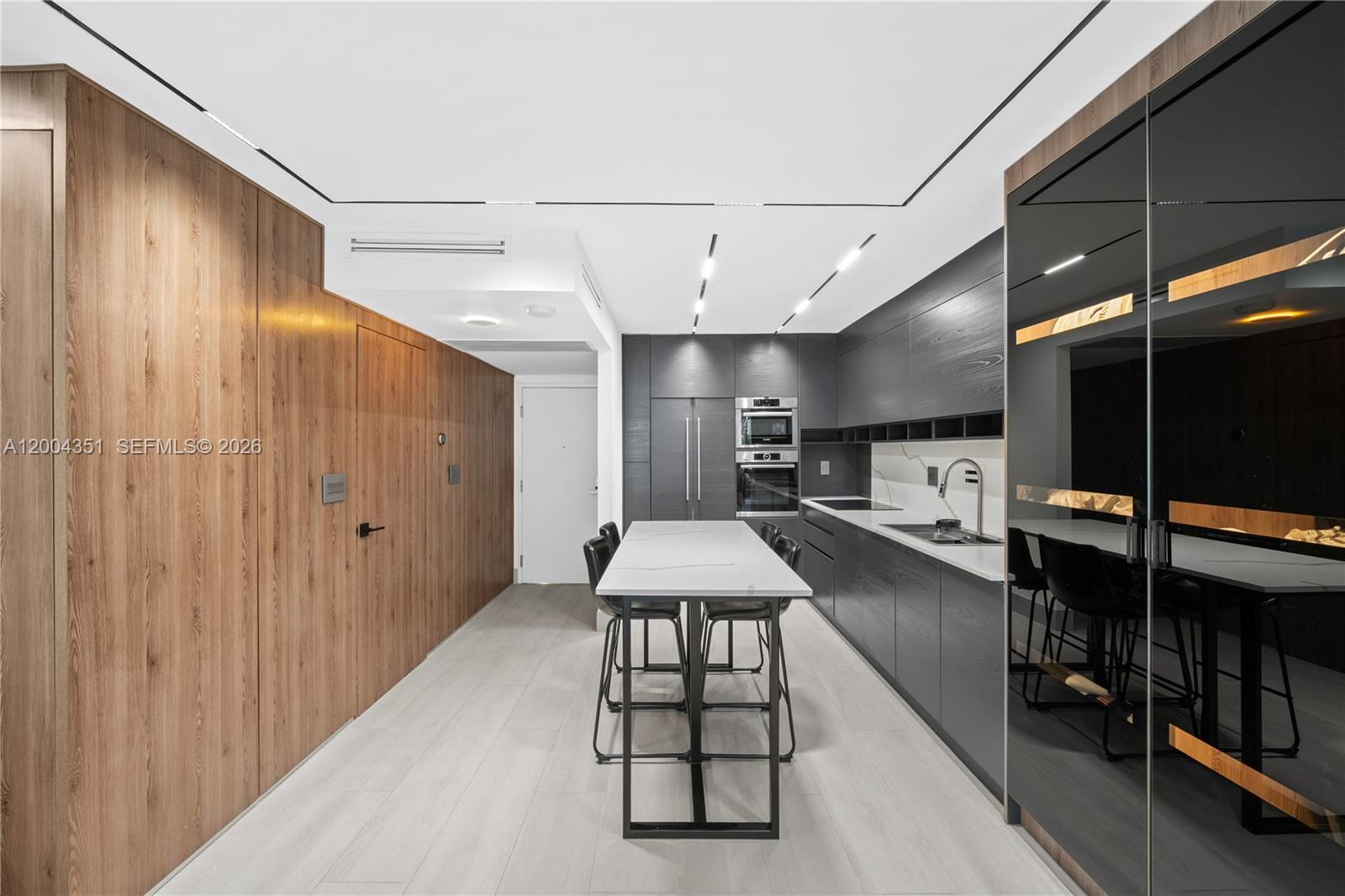 2301 Collins Ave # 432