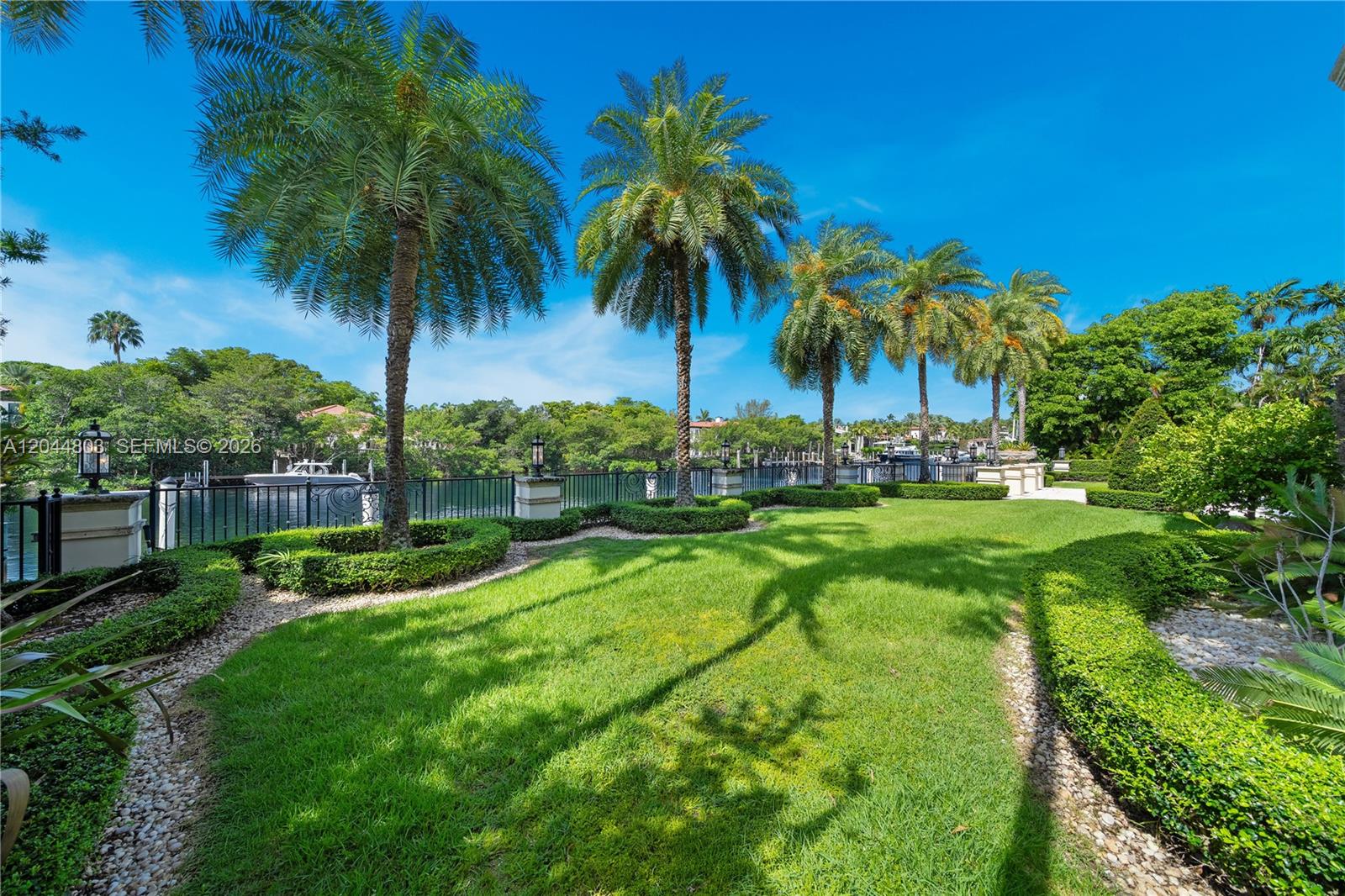 150 Edgewater Dr
