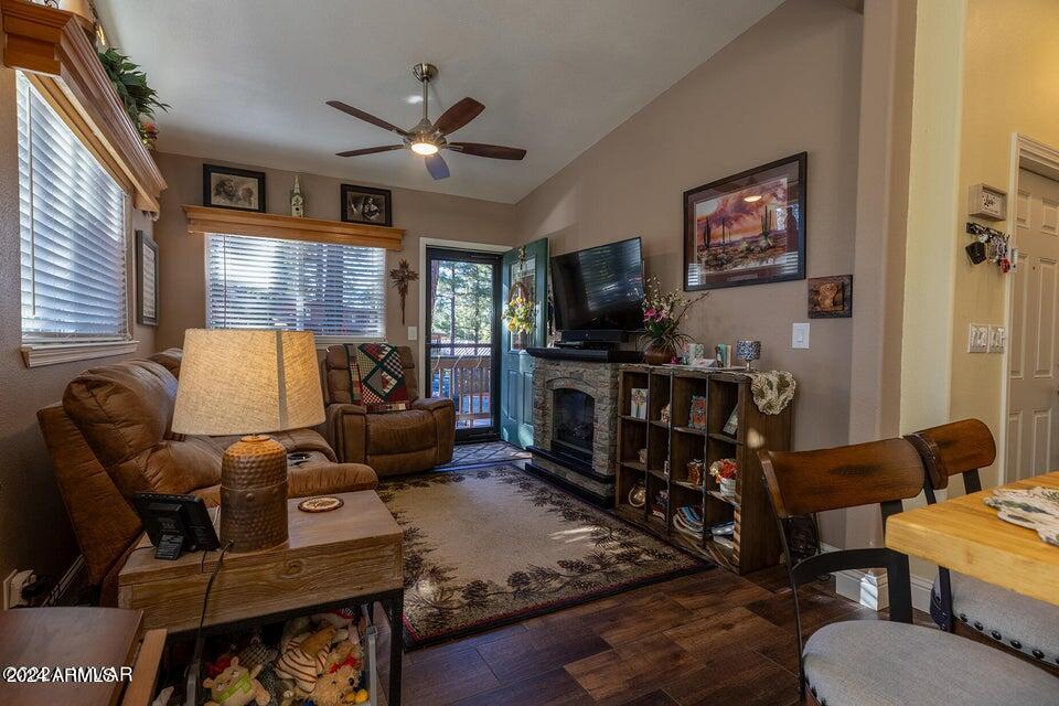 2231 E FOSSIL Trail