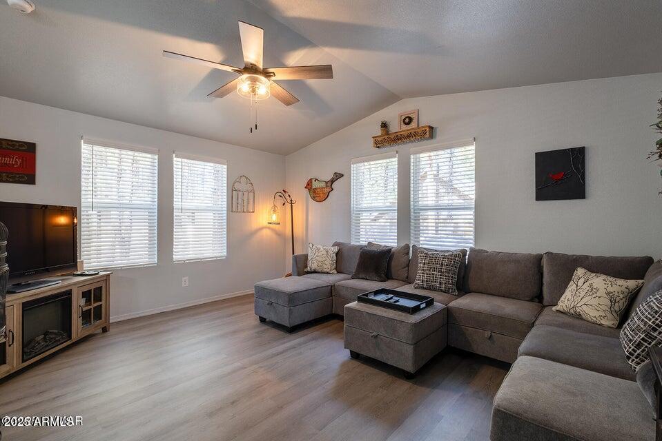 1142 N 43RD Drive