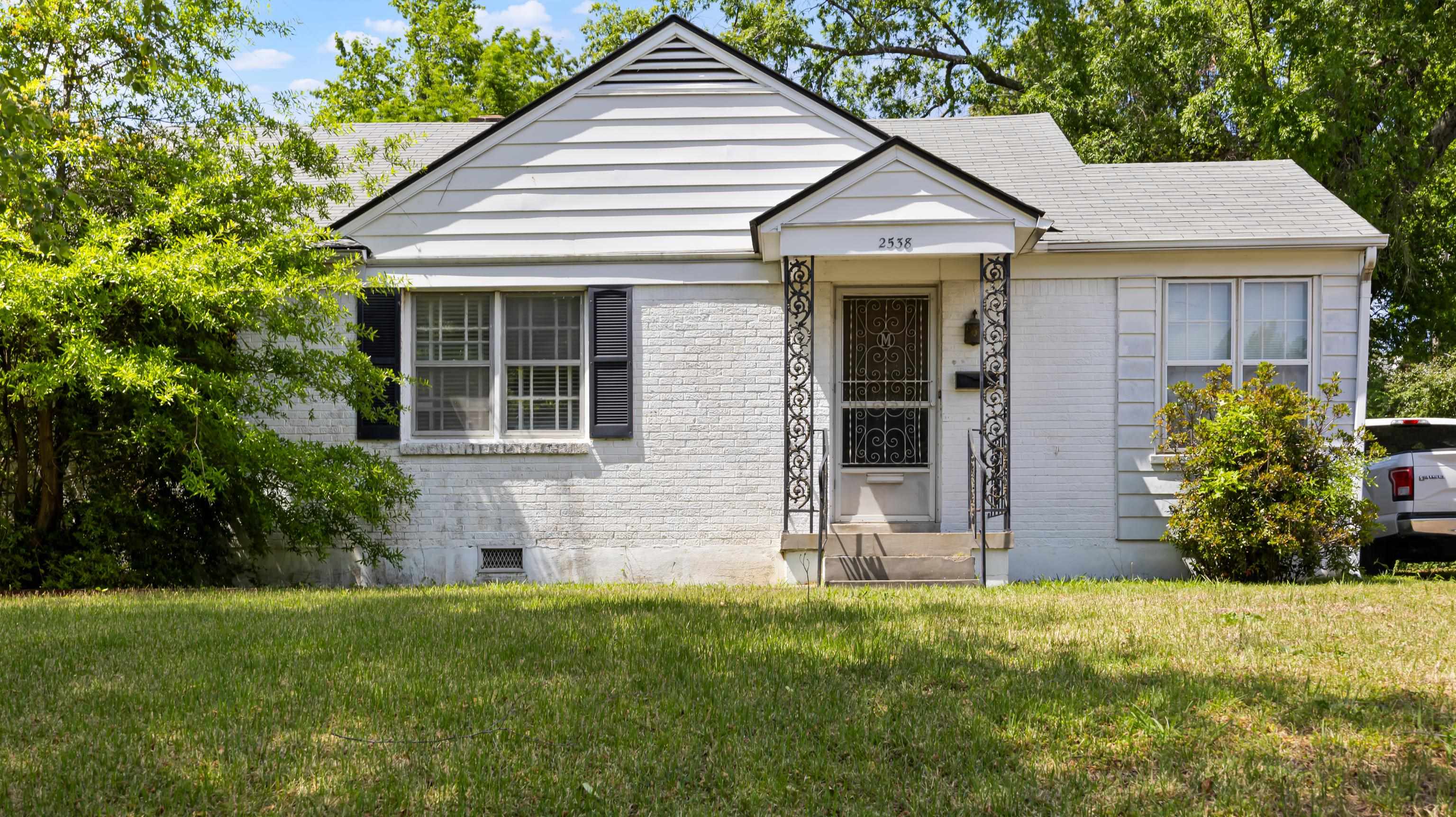 2538 N EDWIN CIR