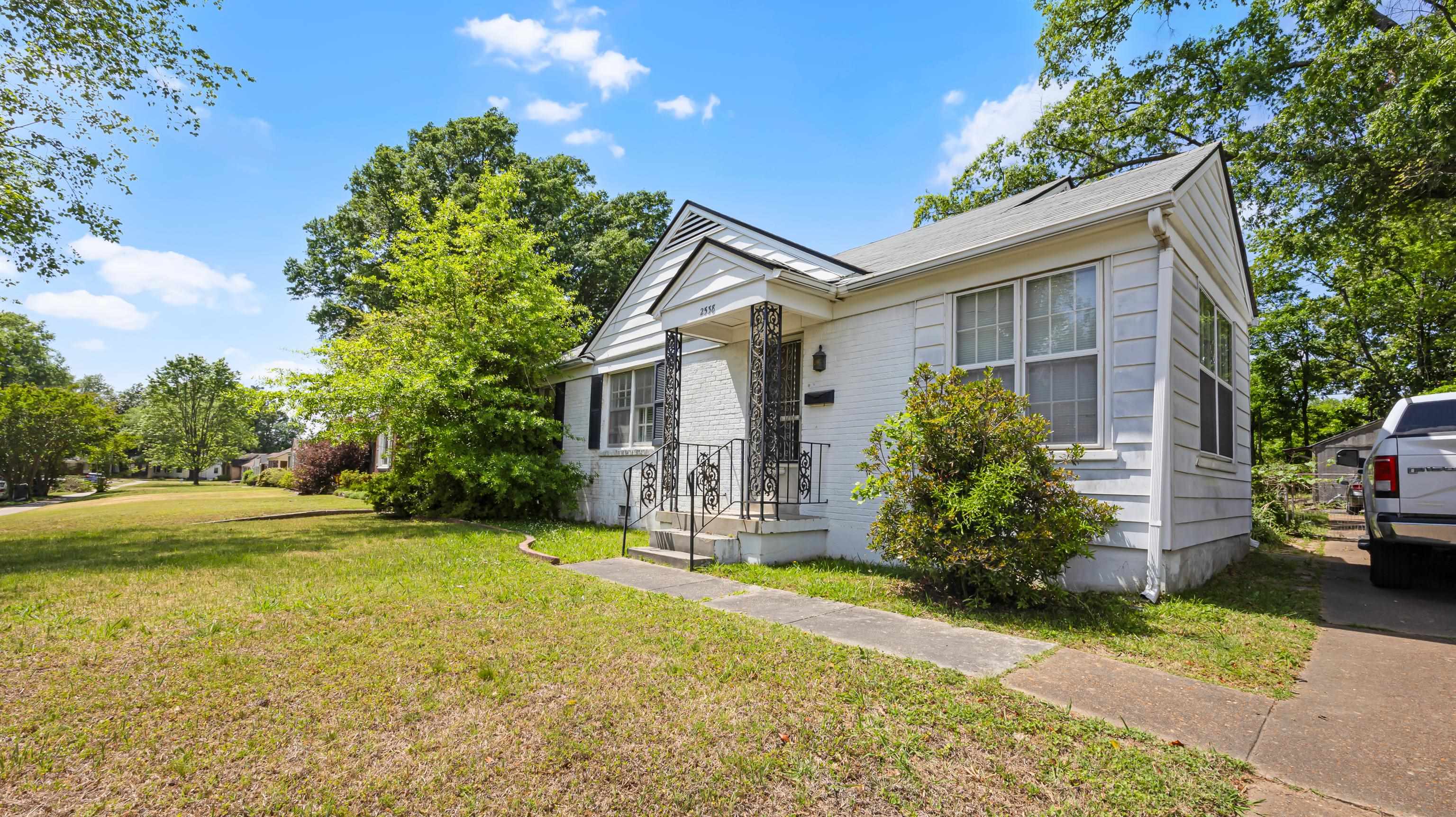 2538 N EDWIN CIR