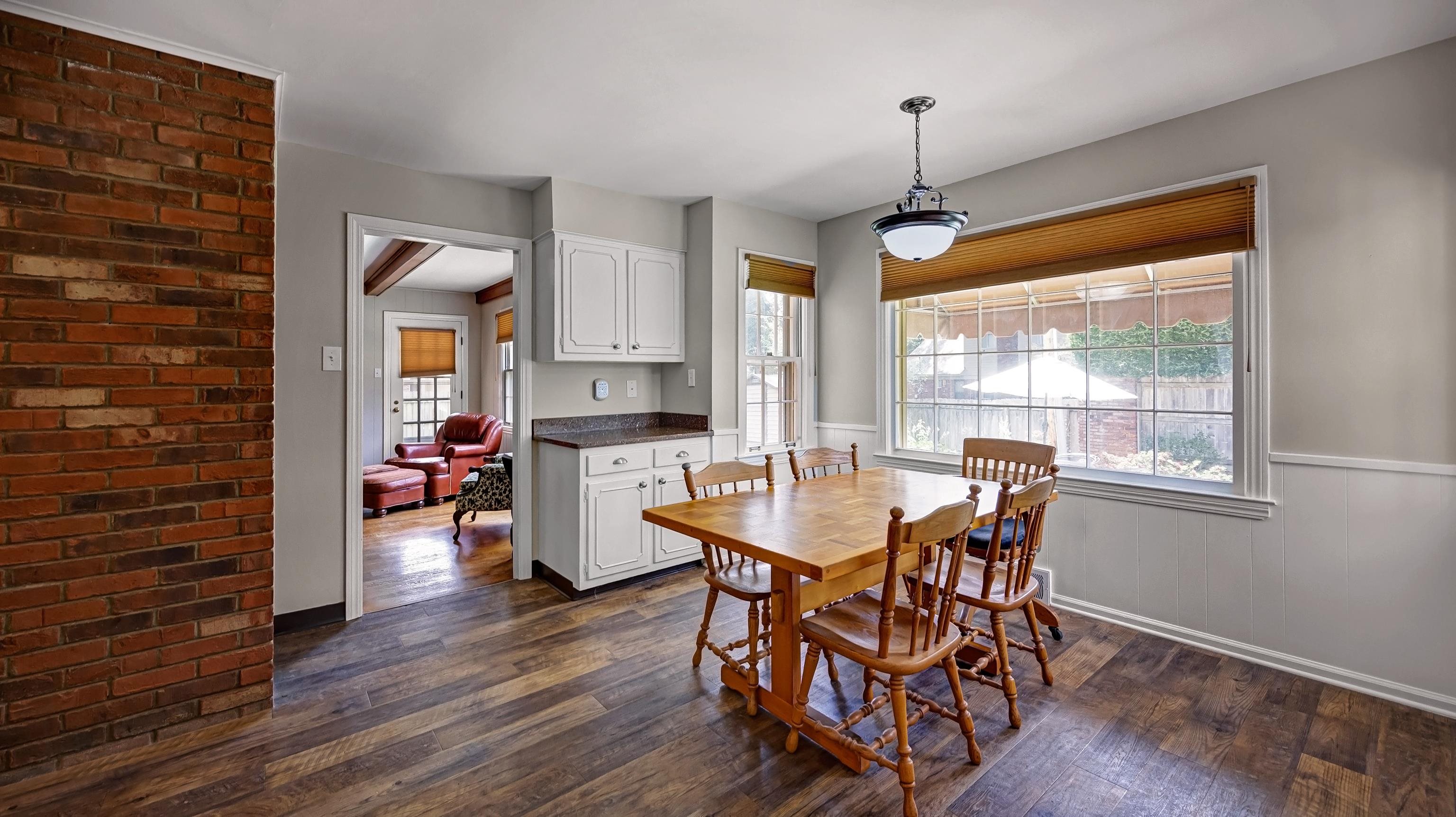 2439 MACKINNON DR