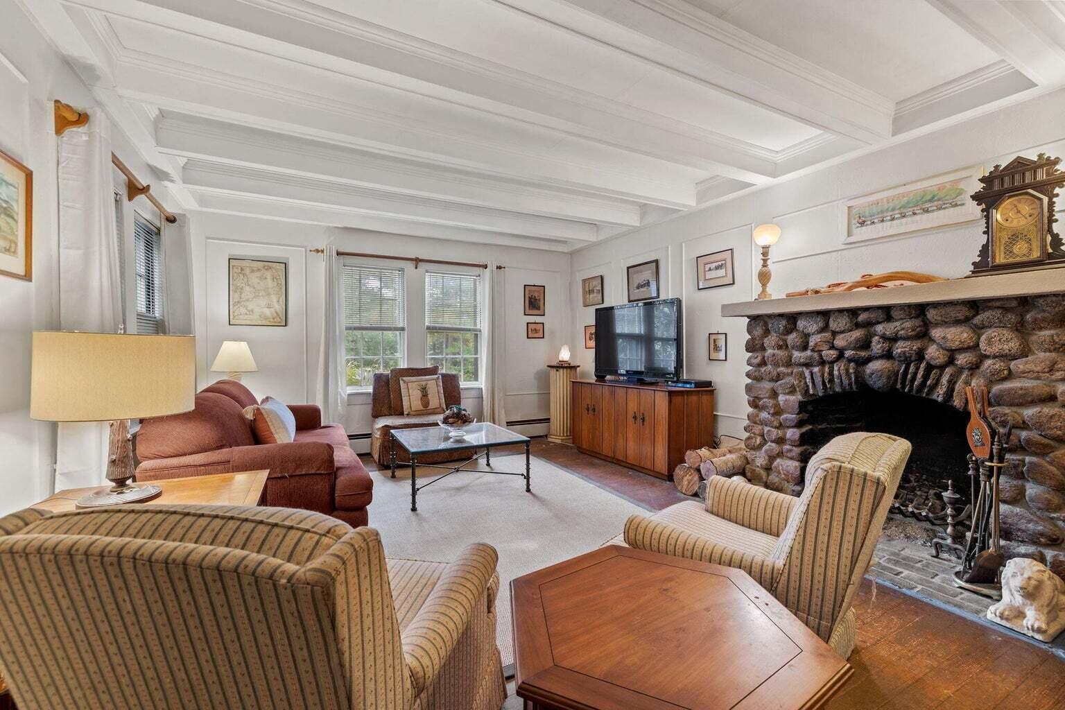 58 LOOMIS Lane
