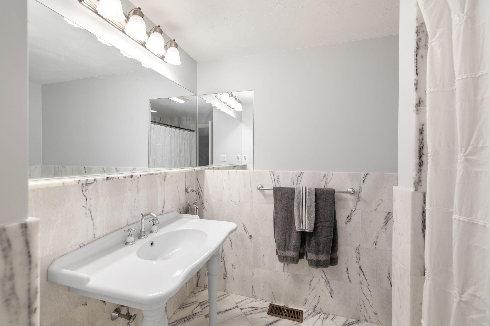 33 W WOODS Circle