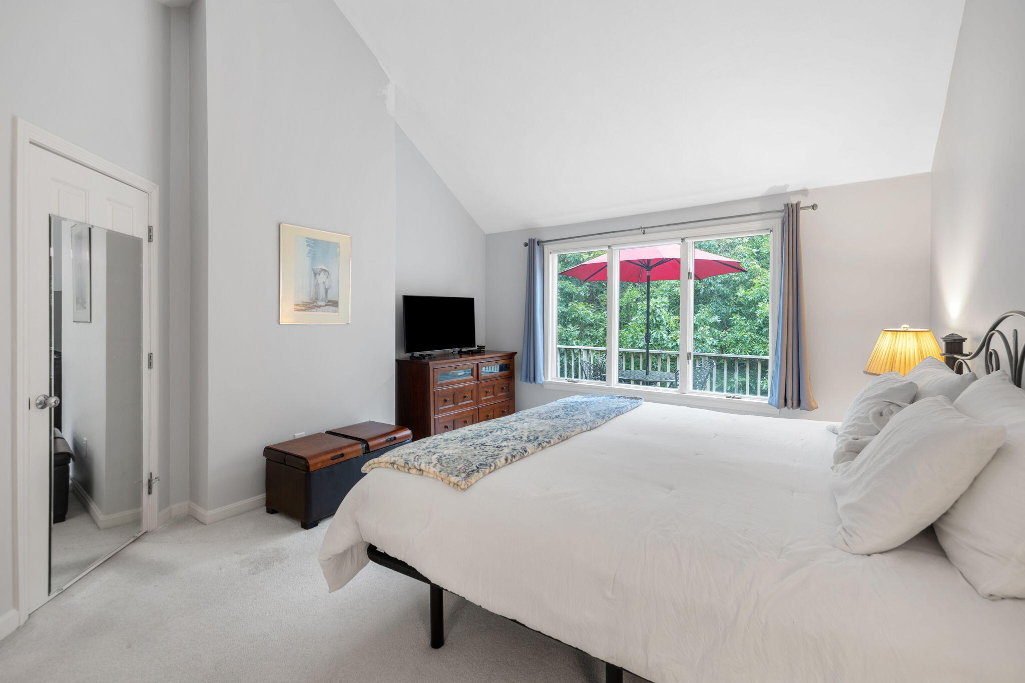33 W WOODS Circle