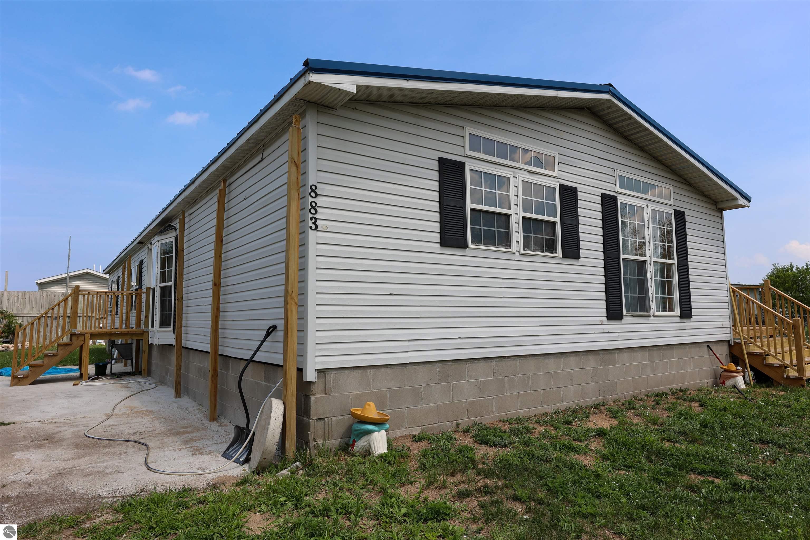 883 Crestwood