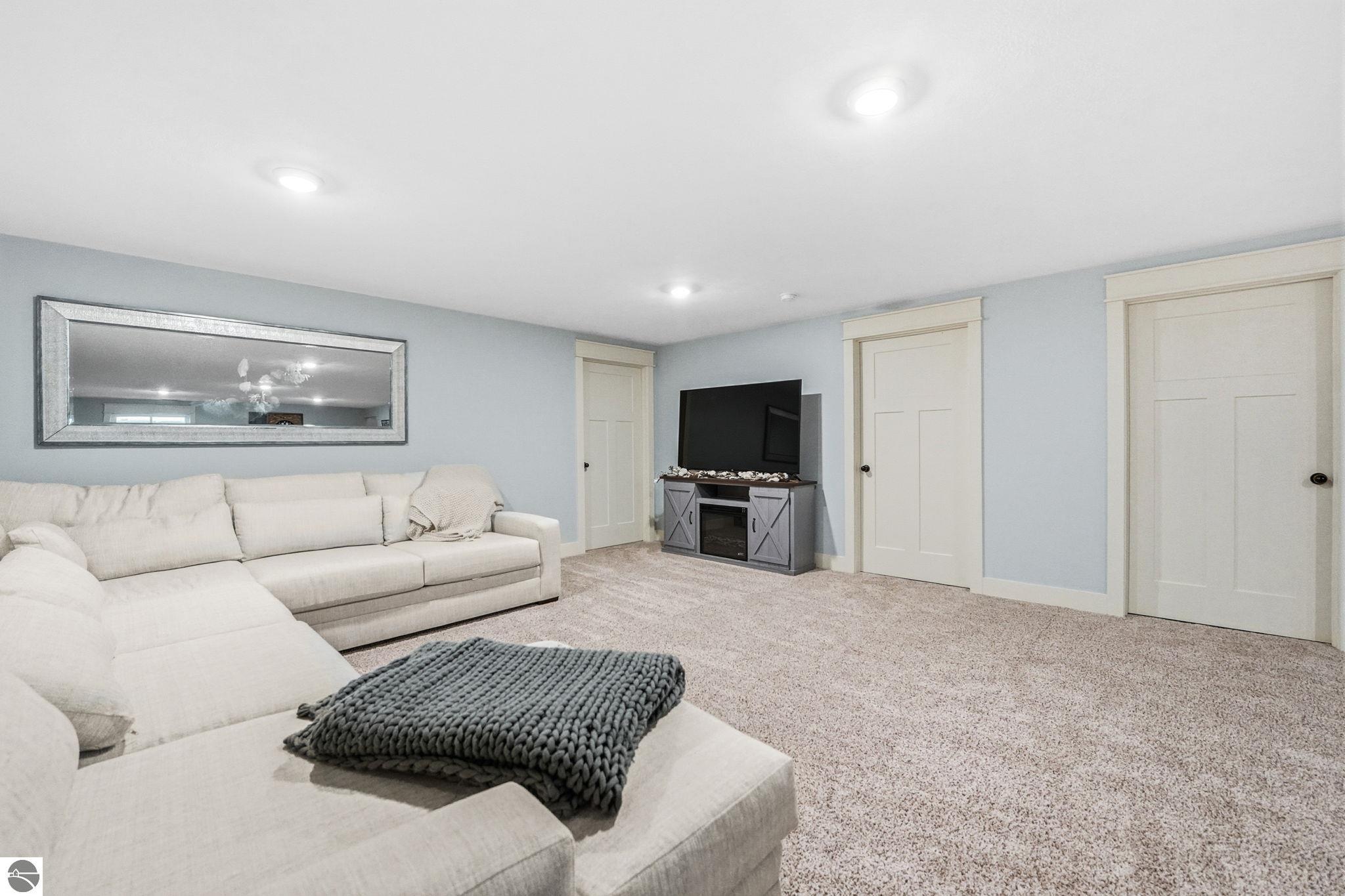 3364 Inland Oaks Drive S