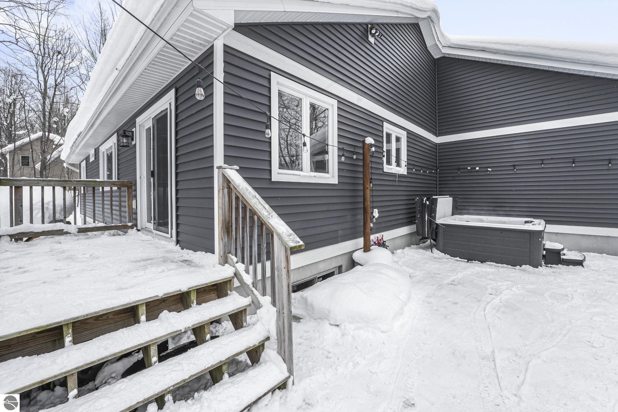 3364 Inland Oaks Drive S