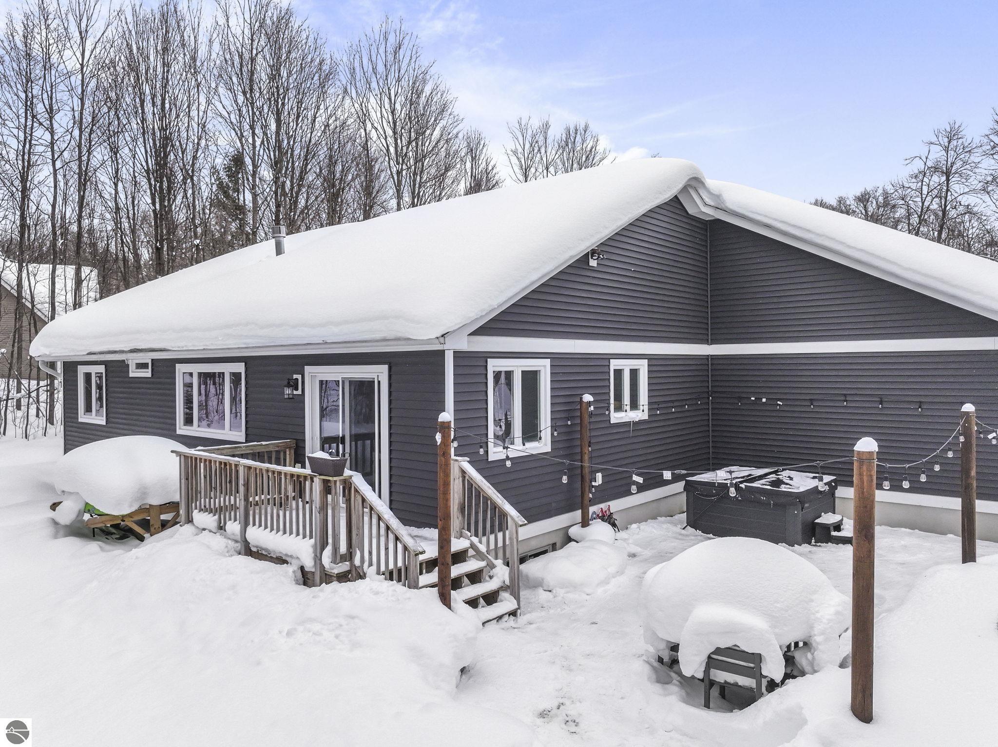 3364 Inland Oaks Drive S