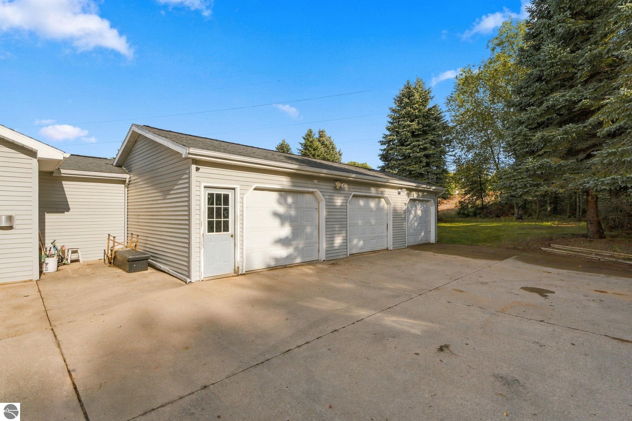 2005 Holland Circle