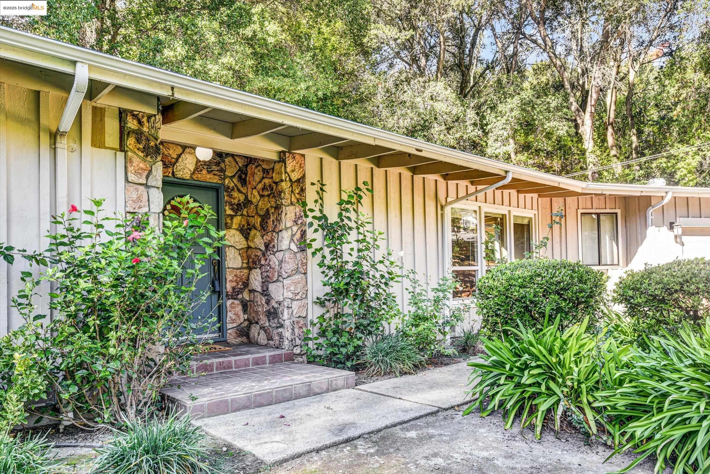 7 Saint Stephens Dr