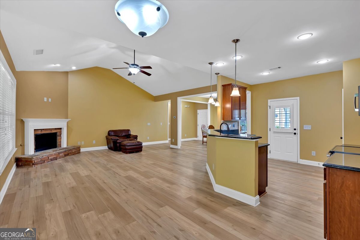 125 Thornwood Drive SW