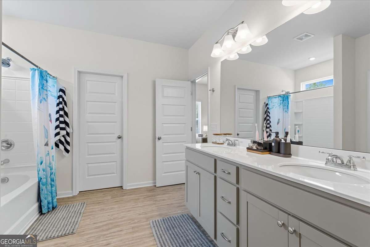 12 Majestic Oaks Way NE