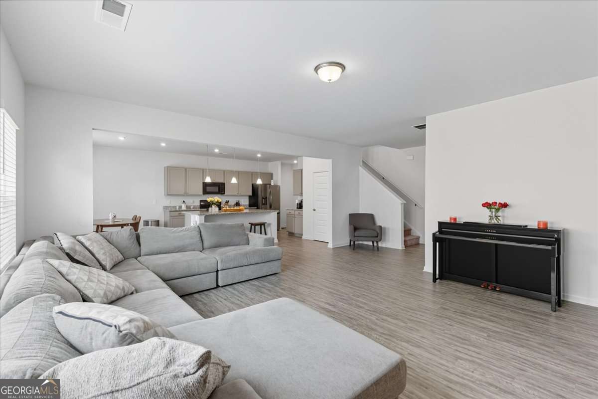 12 Majestic Oaks Way NE