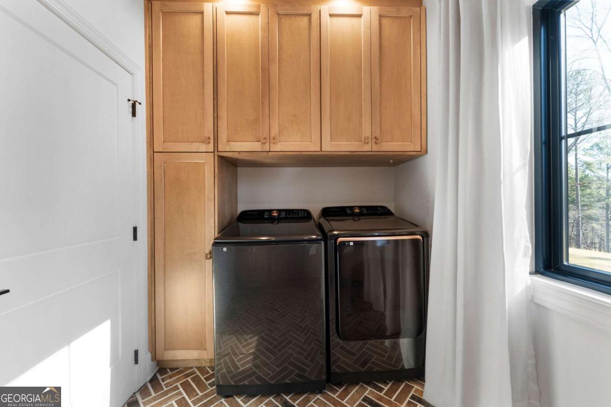 145 Moores Ferry Drive SW