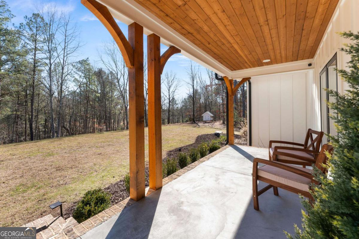 145 Moores Ferry Drive SW