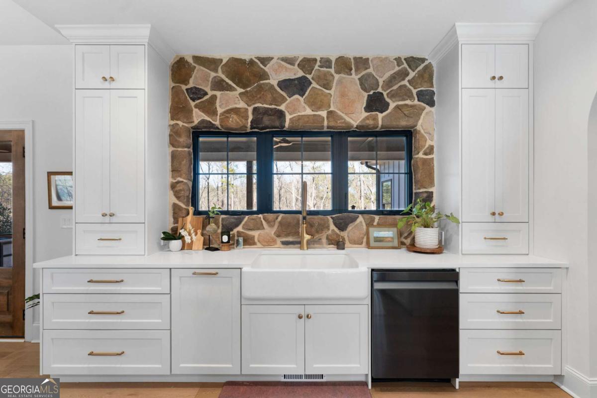 145 Moores Ferry Drive SW