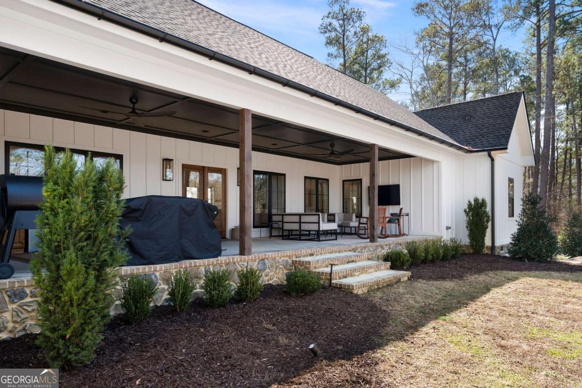 145 Moores Ferry Drive SW