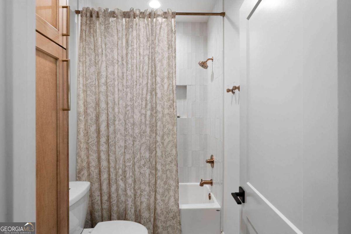 145 Moores Ferry Drive SW