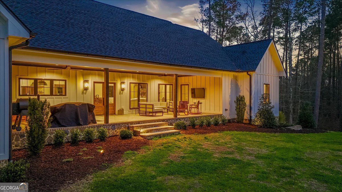 145 Moores Ferry Drive SW