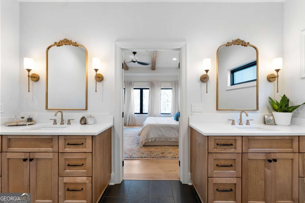 145 Moores Ferry Drive SW