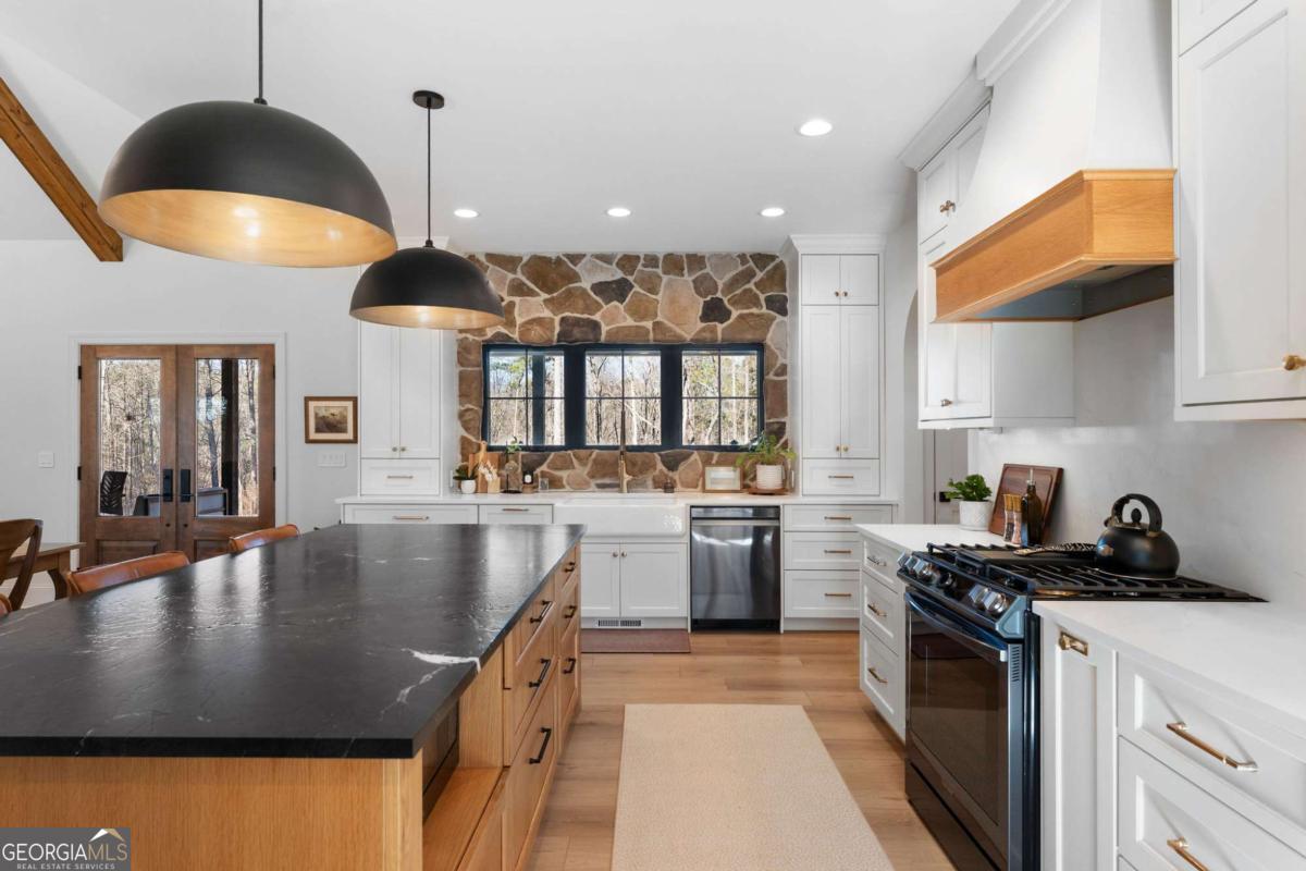 145 Moores Ferry Drive SW