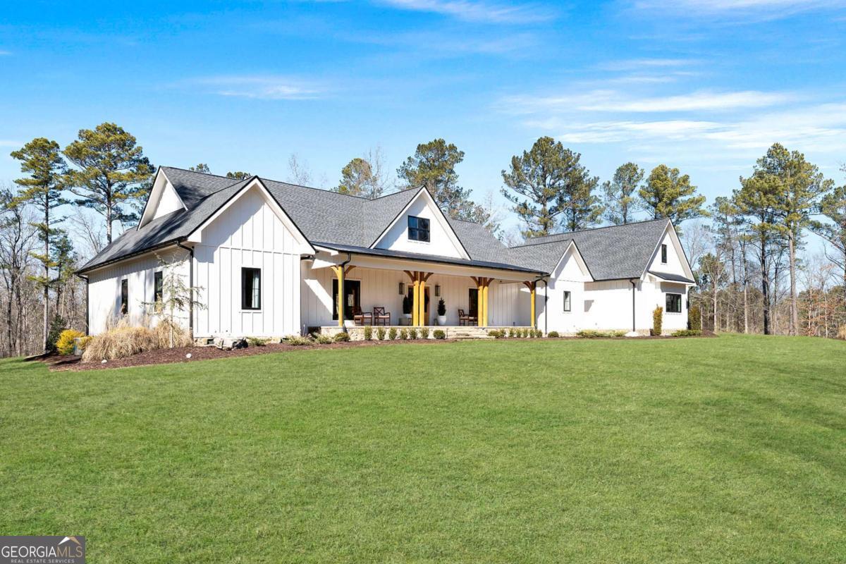 145 Moores Ferry Drive SW