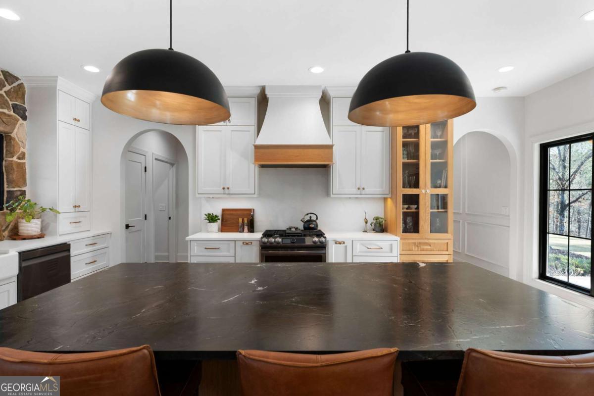 145 Moores Ferry Drive SW