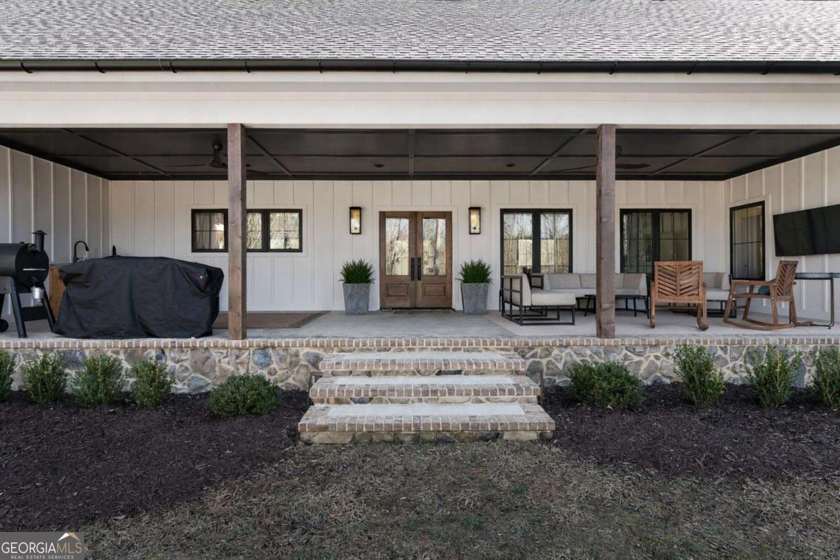 145 Moores Ferry Drive SW