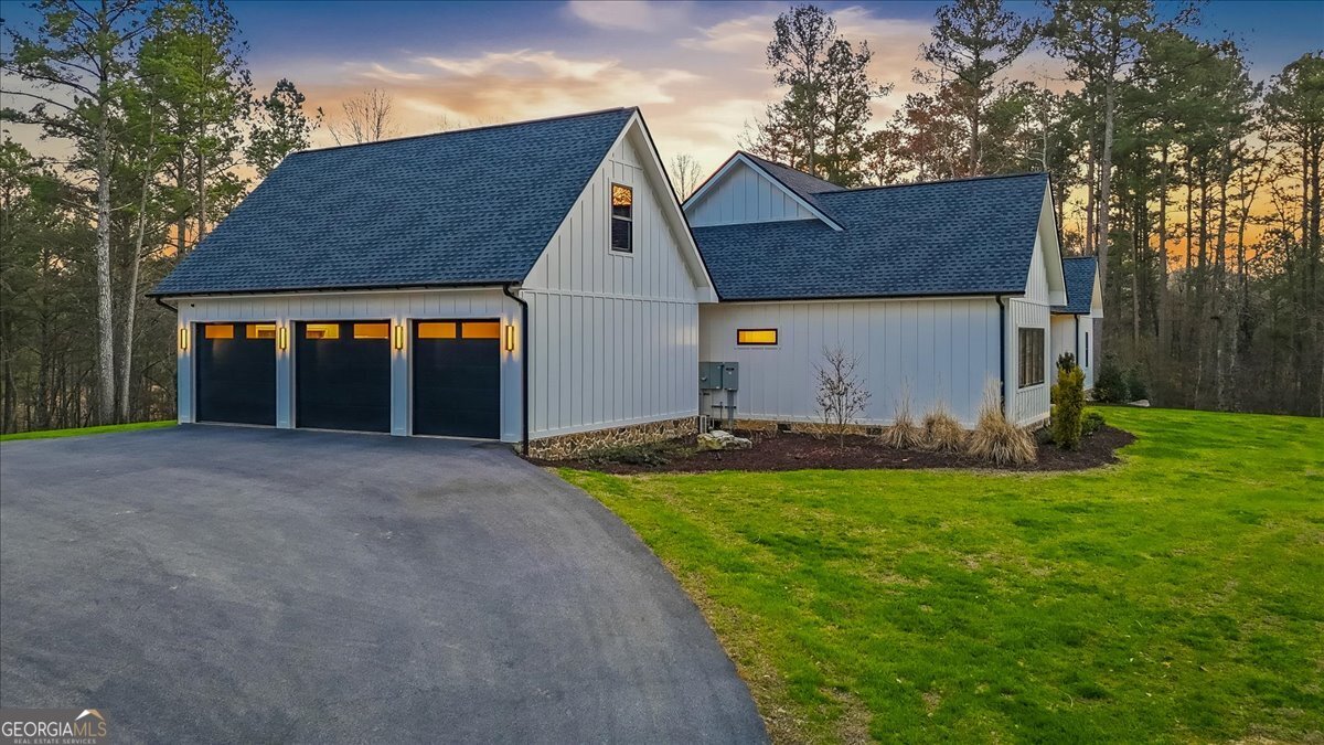 145 Moores Ferry Drive SW