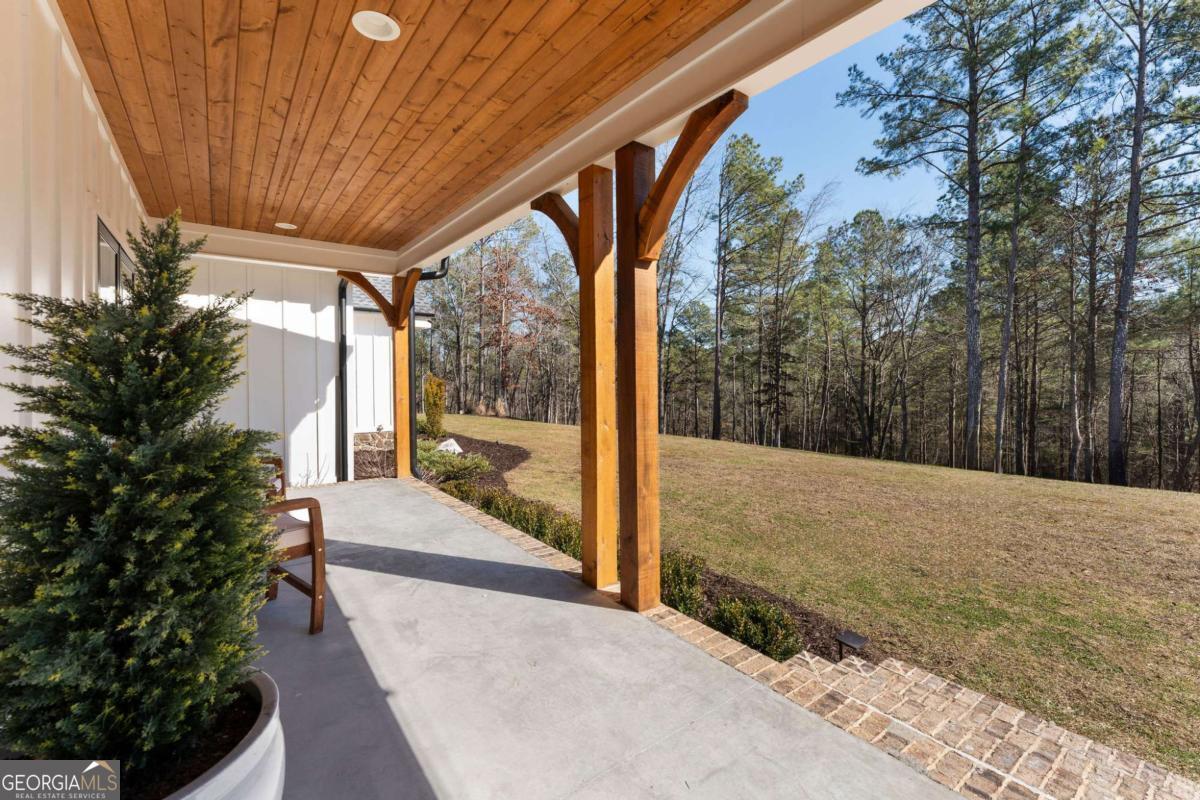 145 Moores Ferry Drive SW