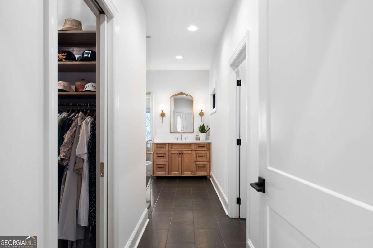 145 Moores Ferry Drive SW