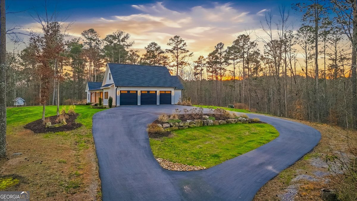 145 Moores Ferry Drive SW