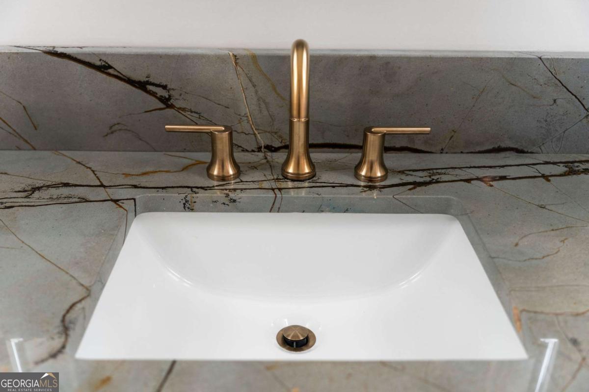 145 Moores Ferry Drive SW