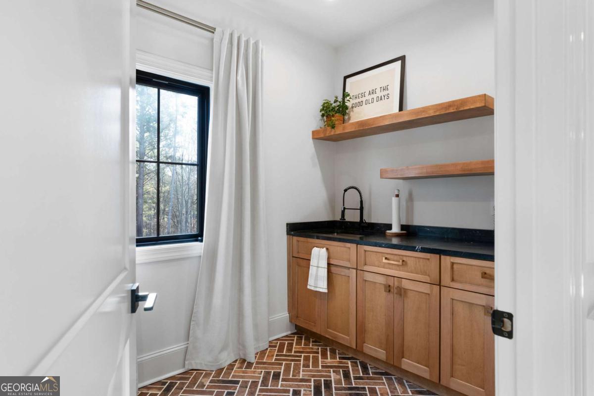 145 Moores Ferry Drive SW