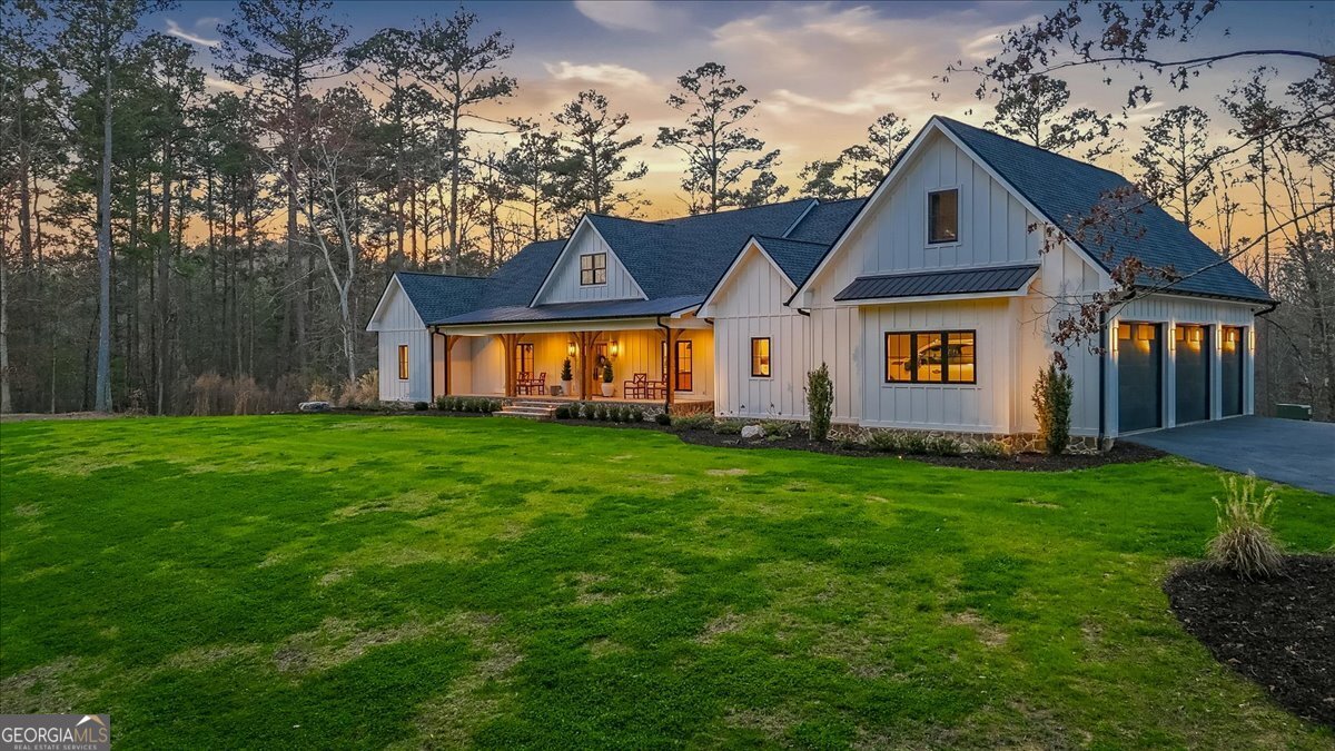 145 Moores Ferry Drive SW