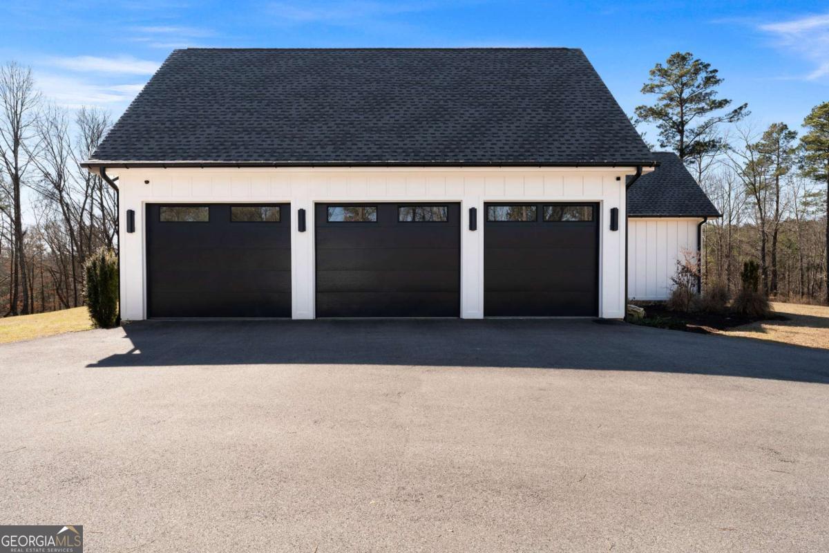 145 Moores Ferry Drive SW