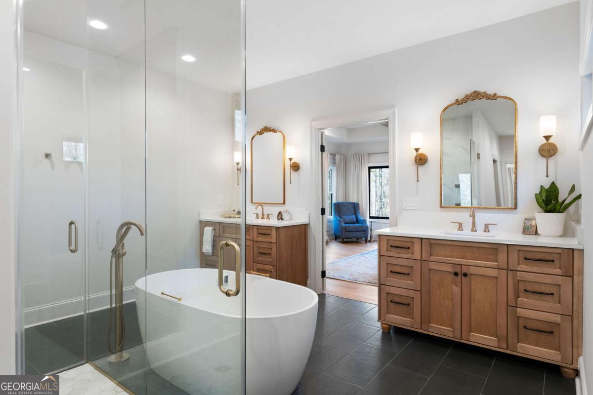 145 Moores Ferry Drive SW