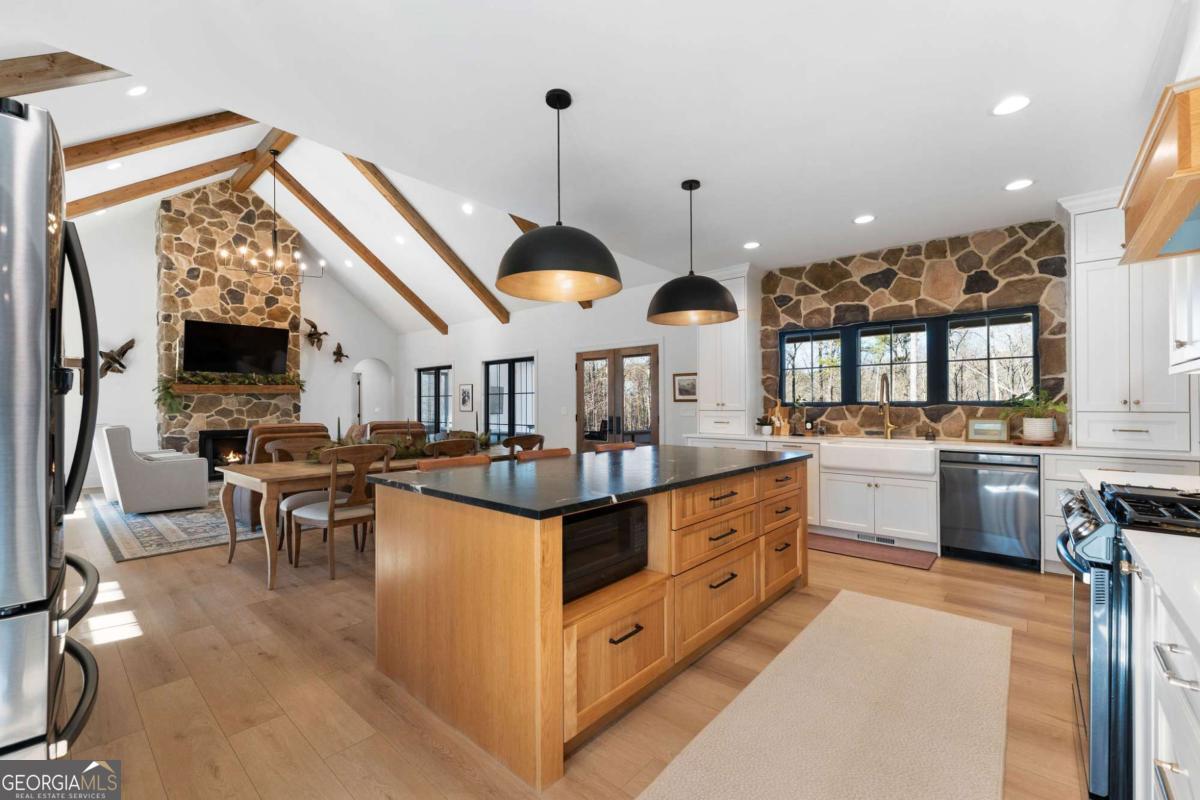 145 Moores Ferry Drive SW