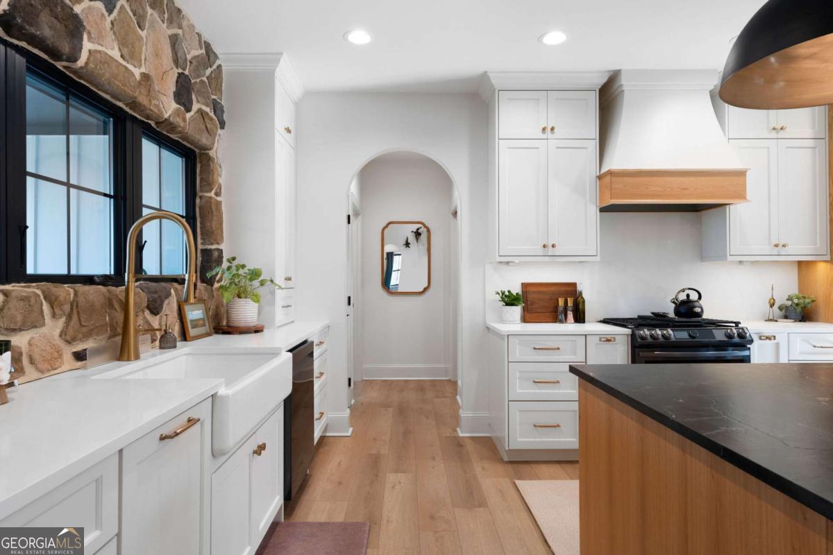 145 Moores Ferry Drive SW