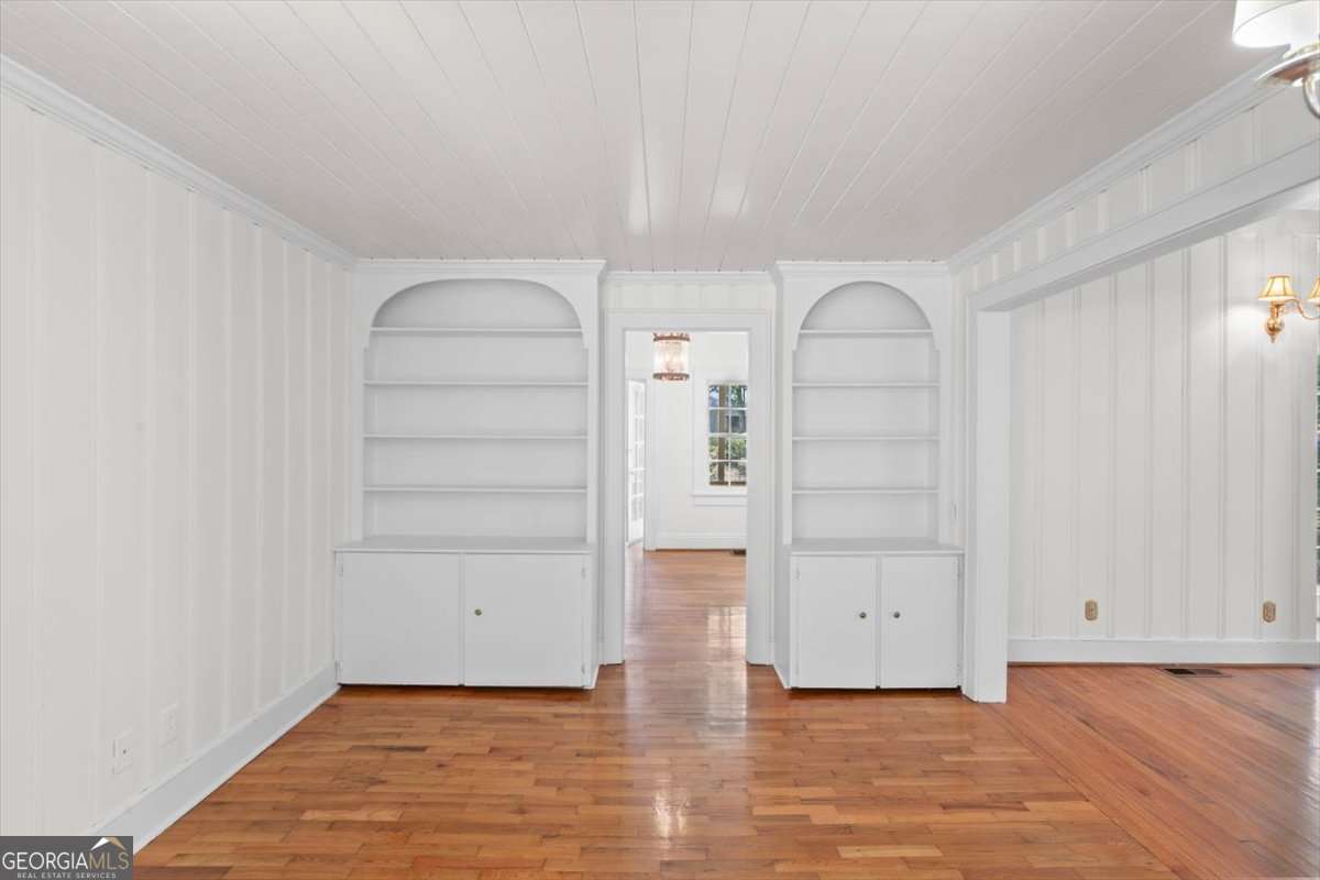101 Oakwood Street NW