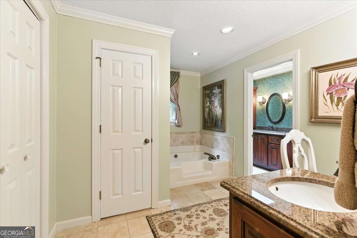 8 Saddle Trail SE
