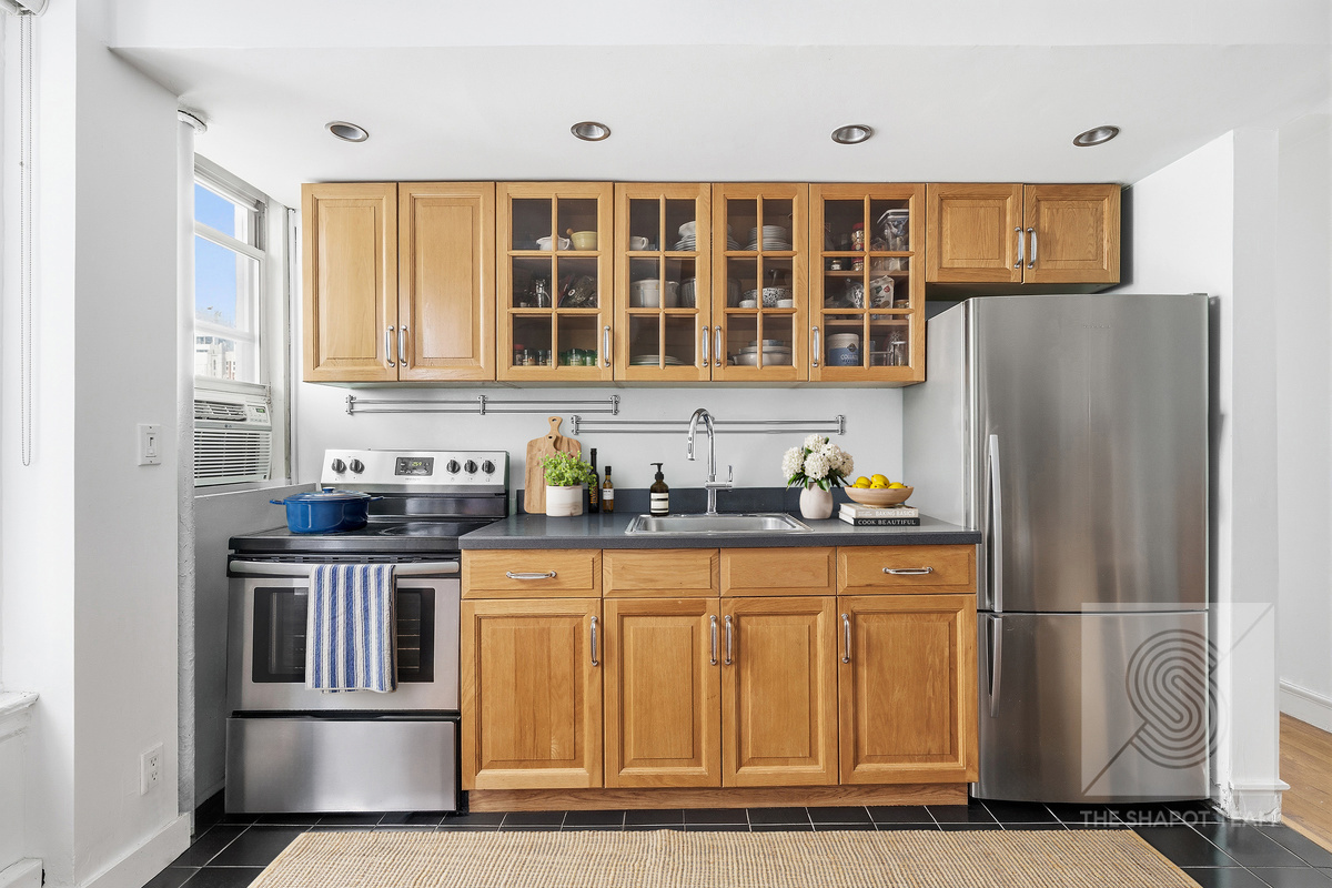 325 W 45th Street 816