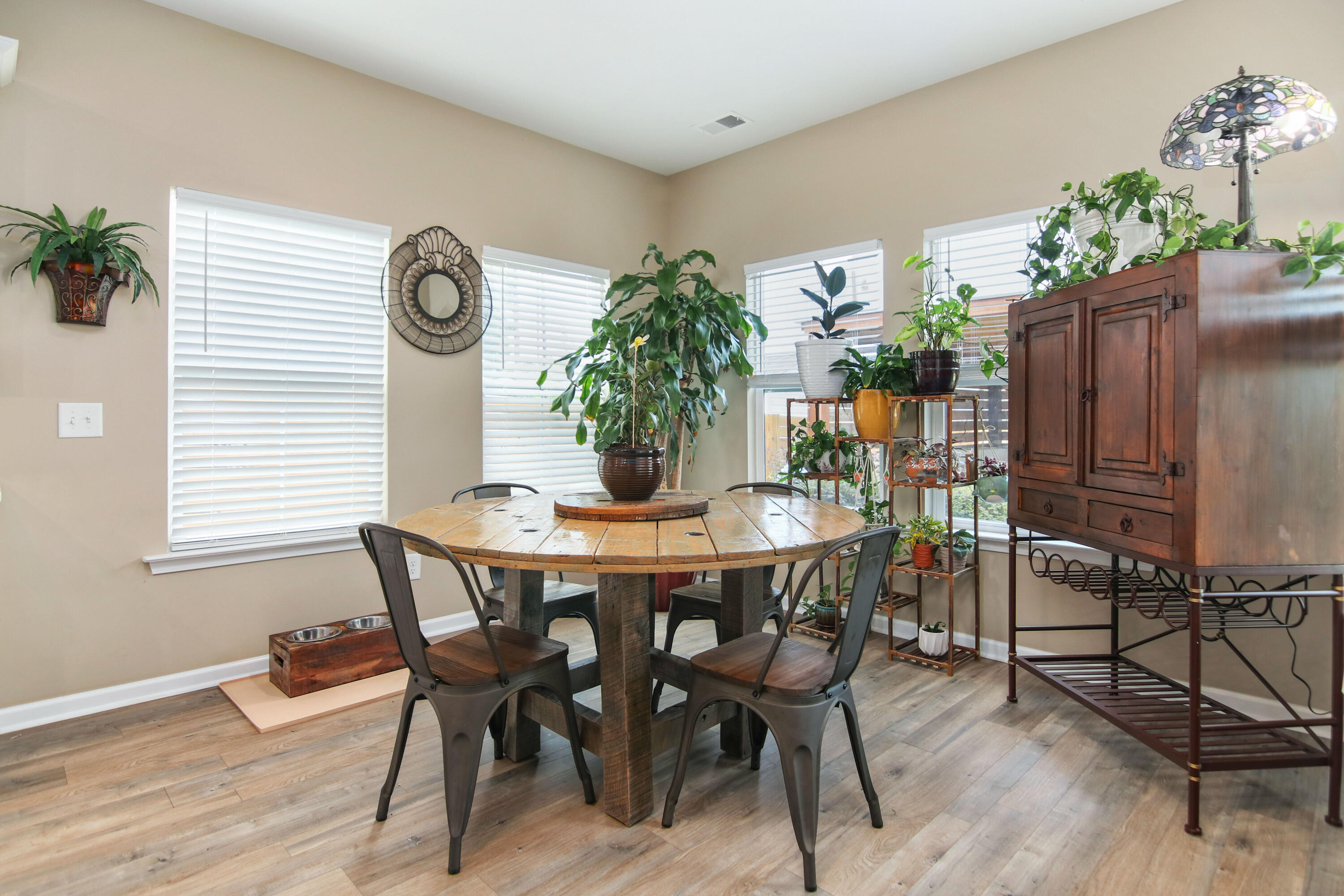401 W Respite Lane